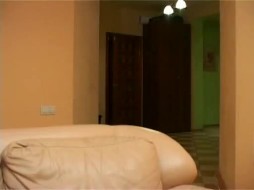 Русская парочка на полу устроили откровенную съемку домашнего порно